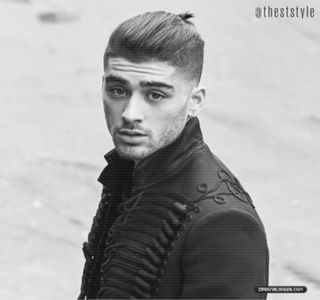 — A se apropia tot mai mult de zona ei. Fiind extrem de aproape, recurge de îndată la; aceeaşi acţiune produsă de ea anterior, prin lovirea umărului blondei, dar cu mult mai multă forţă, căci o dezechilibrează total. Totuşi, nu îi acordă posibilitatea unei căderi, căci după o rotire în 
