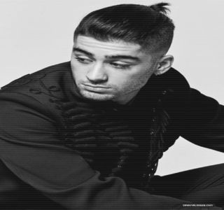 — Jurul corpului acesteia, braţele lui sar în ajutor, prinzându-i talia de la spate, având de altfel; să producă şi o altă rotire pe gheaţă alături de aceasta, în timp ce un râset automat îi scapă. “Cui îi ziceai să aibă grijă? Mie sau vorbeai singură?”
