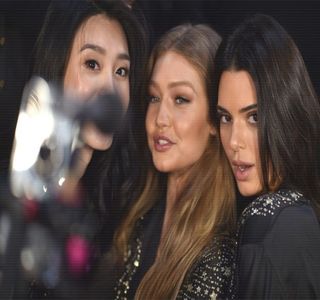 ━ și a modului în care își pierde echilibrul, câteva chicote fiind eliberate în asentiment.; Intuind că acesta avea de gând să își ia revanșa, de-ndată ce respectivul își recapătă echilibrul, pornește la rândul ei din loc, dând rapid din picioare cu scopul distanțării. “Prinde-mă dacă poți!”
