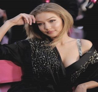 — spatele lui, iar imediat ce-i prinde talia în brațe, adaugă amuzată: “Gata începând de acum; adică.” Își presează astfel pieptul de spatele său, începând apoi să patineze fără a avea vizibilitate asupra drumului, în tot acest timp încercând să se abțină din hlizit.
