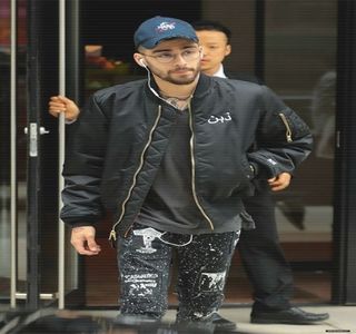 — După imediata întoarcere a corpului ei, constatând că aceasta avea să se stabilizeze; pe propriile picioare, palmele și le retrage din jurul corpului ei, însă lasă ca distanța să rămână în continuare aceeași. Astfel, maniera prin care ea i se adresează îi provoacă schimbarea expresiei 
