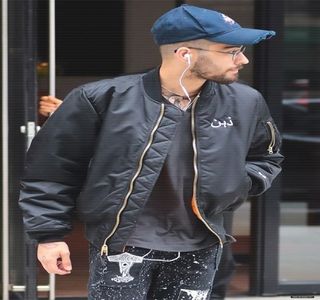 — faciale, care adoptă un gram tipic de amuzament, dezvoltat prin lipirea buzelor între ele pentru; a-și abține râsul, dar și prin curbarea unei sprâncene. “Chiar de asta mă temea-” destul de brusc totuși ideea îi este întreruptă atunci când piciorul lui are parte de o bruscă lovitură, având să-i
