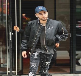 — alunece prin patina respectivă, purtându-l în dezechilibru spre câteva persoane din apropiere.; Totuși nu se produce căderea doar datorită acțiunii venită din partea lui Gigi. În schimbul unor cuvinte, rânjește. Și, cu toate că patinajul avea să vină apoi din partea amândurora, preluând comanda,
