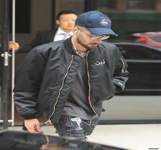 — pentru a privi peste propriul umăr, spre zona din spatele lui, acolo unde Gigi se afla, căci el; încă, comanda direcțiile amândurora, având ca la scurt timp să-și curteze buzele sub forma unui mic zâmbet. În cele din urmă privirea și-o concentrează asupra zonei frontale până ce, când o anumită
