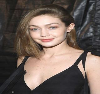 — Deși, în primă instanță, există o clipă de ezitare venită din partea ei; în ceea ce privește prinderea palmei acestuia, depășește momentul procedând întocmai. De-ndată ce degetele sale fac contact cu cele ale lui, prin intermediul patinelor alunecă împreună într-o manieră
