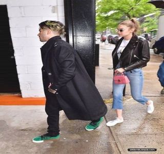 — ce-i împrejura, se așternuse. Spargerea gheții, venită din partea blondei, îi preia interesul,; fapt pentru care, pe moment, își oferă sieși un moment prielnic gândirii, neavând un răspuns cert. “O zi, o săptămână, o lună.. incert.” Vine cu ușurință și răspunsul lui, până ce, grăbindu-și
