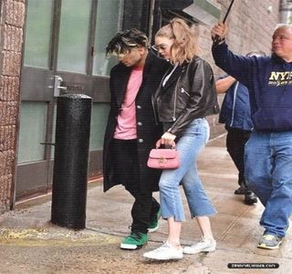 — coboară de pe ochii acesteia, pe buze, înainte de a reveni din nou sus. Aproape sesizabil; aruncă o privire peste umărul ei din nou, perioadă în care sesizează apropierea exagerată a unui individ și înaintarea inconștientă a blondei în respectiva direcție, el fiind totodată tras după ea.
