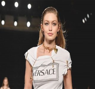 ━ Destul de neaşteptat distanţa, preluând controlul asupra taliei sale o readuce spre tăcere,; propriile palme revenindu-i plasate pe umerii lui, dată fiind eliberarea lor la iniţiativa lui Zayn. Clipa în care acesta din urmă îşi reîntoarce privirea şi rosteşte acele cuvinte sub forma unui
