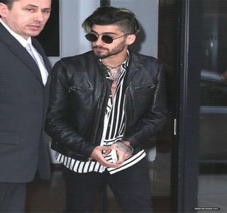 — Cert este faptul că distanţa existentă între feţele lor, în continuare aceeaşi, una redusă,; nu avea să fie distrusă prea curând, în ciuda atmosferei ce îi înconjura în momentul curent. Pe moment, deşi ochii lui sunt aţintiţi asupra buzelor ei, ulterior îi urcă lent, constatând că la rândul
