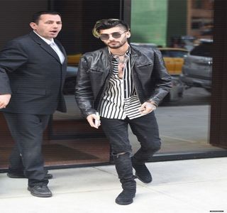 — Blondei, privirea i se afla asupra buzelor lui, înainte de a se produce şi un contact vizual,; ceea ce duce la un zâmbet venit din partea acesteia. Propriile buze i se depărtează una de cealaltă, doar pentru a elibera uşor aerul, ca mai apoi, abţinându-şi orice instinct, să le lipească la loc,
