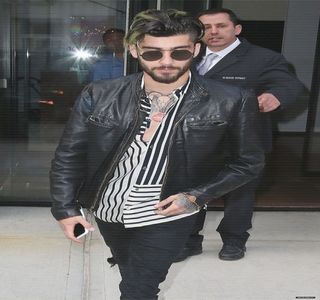 — Fără a exprima vreun alt gram de emoţie. Dorind totodată să-i demonstreze blondei; înţelesul vorbelor sale, cel propus de către el şi nicidecum cel presupus de oricine altcineva, continuă prin următoarele: “Mă face să vreau să fac lucruri pe care ştiu că le-aş regreta eventual.”
