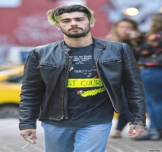 — Cu pornirea motorului. Preia poziţia favorabilă şofatului, ca la scurt timp, ba chiar, maşina; să şi plece de pe loc, chiar după ce este scoasă din parcare, fiind printre ultimele rămase. În cele din urmă atenţia sa revine asupra drumului, privind dintr-o parte în cealaltă şoseaua,
