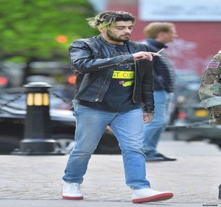 — Asigurându-şi în acest fel manevrele, ocupându-se pe alocuri şi de schimbatul vitezelor sau; chiar frânare. Liniştea produsă anterior este complet distrusă de foşnitul blondei, acompaniat apoi de vocea ei, un factor ce-i acaparează atenţia, căci dintr-un moment în celălalt, capul şi-l
