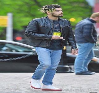 — Întoarce spre zona laterală, din nou, privind-o. Realizând cu uşurinţă înţelesul vorbelor sale, da; cum o imediată idee îi străbate mintea, priveşte şoseaua, asigurându-se astfel că nu fusese observat de către ea. “La mine sau la tine?” Rosteşte de îndată răspunsul, sub forma
