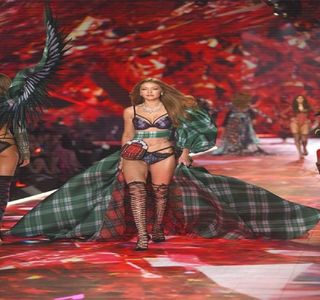 ━ Chipul său, ba chiar poate mai mult decât ar fi fost obişnuit, fără să îşi dea seama, rămâne; cu privirea aţintită asupra profilului acestuia. Pierde complet noţiunea timpului, astfel că, preţ de câteva secunde îndelungate, ochii îi joacă pe trăsăturile lui faciale, păstrând involuntar tăcerea
