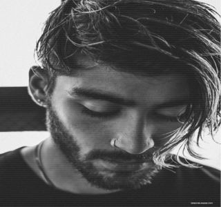 — Bomboană ajunge în cele din urmă în dreptul gurii sale, persistă prin câteva secunde până; ce o prinde folosindu-şi de fapt gura, ca mai apoi, luând-o prin surprindere, să-i muşte şi degetele. Realizând cu uşurinţă că era privit de către blondină, scapă un automat mârâit printre buze,
