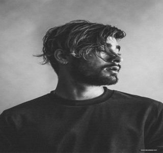 — Ca punct de interes drumul, prilej în care constată că trebuie să execute semnalizarea.; Zis şi făcut, imediat ce înghite dulceaţa mestecată, limba i se plimbă de pe buza superioară pe cea inferioară, ca mai apoi să rostească, parcă uşor iritat de ceea ce ar fi avut să zică.
