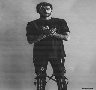 — Cu toate că buzele i se depărtează din nou, decide să nu se complice prin alte replici și; astfel acestea i se suprapun din nou. Este totuși luat prin surprindere de manifestarea replicii sale, automat simțind nevoia de a o privi atunci când ea se ocupă de ștergerea acelei urme amintite.
