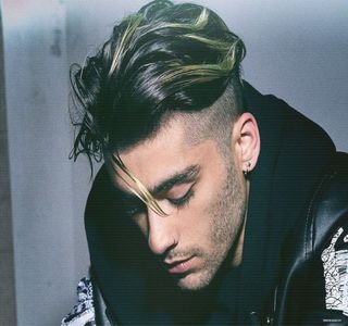 — Ar avea să-i poarte spre locuințele lor. Întâmplător aruncă o altă privire spre Gigi, de; această dată producând pe buze un rânjet. “Ai puțină ciocolată aici.” Constată astfel, în același timp, palma brațului pe care și-l ridică de pe schimbător, croindu-și drum spre propria gură, indicând
