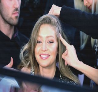 ━ Amândoi locuiau, lucru ce o impulsionează să i se adreseze din nou, odată constatat; faptul că întreg cartierul era pustiu. „E 4 dimineaţa şi nu ştiu eu sau care e faza?” Rosteşte cu voce tare, totodată retoric, imediat adăugând drept completare: „Ce mort e Bradford-ul.”
