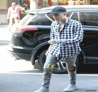 — Cunoscută nici la întoarcerea lor, are ca urmare imediata oprire a autovehiculului, din; fericire, chiar în fața propriei locuințe, lângă bordură. Înainte de a se ocupa de oprirea motorului, vocea lui Gigi pune stăpânire asupra anterioarei atmosfere, fapt pentru care privirea și-o întoarc
