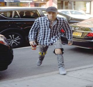 — Picior. “Nu cred că ai să prinzi prea curând vreo petrecere dată de vreun vecin de 70 de ani.”; Gluma produsă îl impulsionează să scape un alt râset, care, treptat prinde forma unui mic zâmbet odată ce privirile li se întâlnesc. “Ce faci mâine?” Din neant totuși i se adresează în cele din urmă, 
