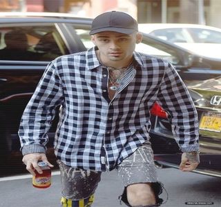 — Expresia facială trecându-i printr-o rapidă schimbare, căci își umezește buza inferioară; pe care o și trage spre interiorul gurii, aflat astfel în așteptarea unui răspuns.
