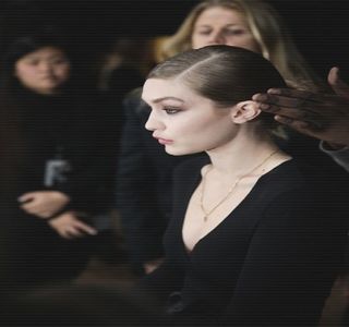 ━ Cele adresate ulterior de către acesta în spirit de glumă, evident, îi produc eliberarea; câtorva chicoteli, urmare totodată şi de o reacţie vocală: „Ah, fir-ar, chiar voiam să dansez pe o melodie din 1900 toamna.” Rosteşte, astfel, în mod ironic remarca anterioară,
