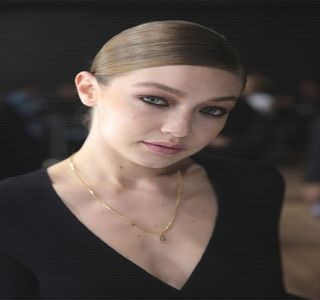 ━ Colţul gurii arcuindu-i-se într-un zâmbet. Odată ce referinţa respectivă are loc, iar; motorul maşinii este concomitent oprit de către brunet, privirea îi revine din nou asupra acestuia, dată fiind adresarea acestuia de pe urmă, o curiozitate de altfel ce avea să implice planurile
