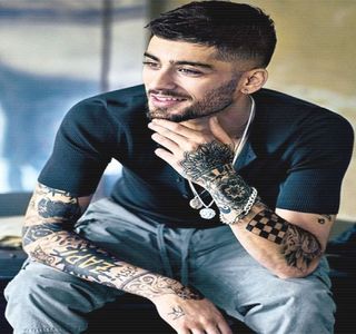 — Propria conștiință îl ajută să perceapă ezitarea acesteia cu ușurință, motiv pentru care în; secunda următoare, privirea și-o întoarce spre parbriz, privind prin acesta, însă un punct complet întâmplător, deloc concentrat. Abia în secunde următoare când primește un răspuns din partea ei, deși
