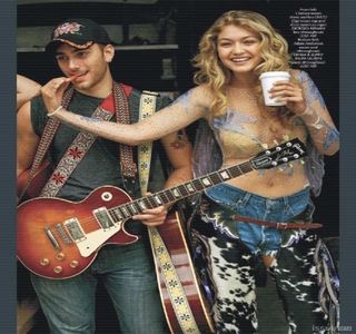 ━ Buza inferioară ajunge să şi-o prindă prin intermediul danturii, de vreme ce respectivul; pune punctul pe i în privinţa adevăratei sale intenţii, lucru ce o determină totodată să îşi coboare privirea undeva în jos. Ascultându-i vorbele, îşi frămână buza într-o manieră oarecum stresantă,
