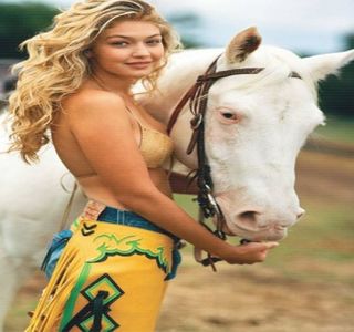 ━ Treptat privirea îi cade undeva aievea, petrecând câteva secunde pentru a-şi putea; aduna cuvintele necesare, precum şi formularea potrivită, astfel încât să-i poată explica ceea ce simte fără a fi percepută în mod greşit de către acesta. Astfel că, îşi iniţiază ideea în felul
