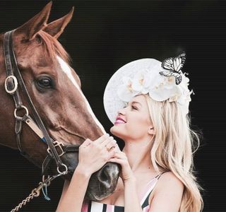 ━ Următor: „Nu ştiu cum să spun asta, dar..” în încercarea sa de a-şi exprima propriile; cugetări, gesticulează scurt prin intermediul uneia dintre mâini, oprindu-se imediat ce în aria sa vizuală revine chipul său. „Nu mă înţelege greşit, îmi place să petrec timpul cu tine, chiar
