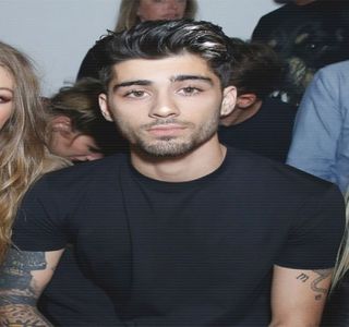 — Coboare privirea asupra prăjiturii tiramisu şi cafelei dorite. În ciuda împrejurării şi a singurăt; pe care o întâmpinase pe parcursul zilei, căci nu-şi anunţase niciun prieten despre sosirea lui, una de o durată extrem de scurtă, perioada temporală curentă îl găsea deja în compania
