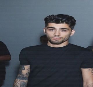 — Unei persoane cu care întreţinuse conversaţii longevive de-a lungul ultimelor zile, anume; chiar vecina lui din Bradford, Gigi. Astfel, privirea sa ajunge concentrată asupra ecranului telefonului, pe care se afla de această dată imaginea tavanului şi nicidecum cea pe care şi-o dorea de fapt
