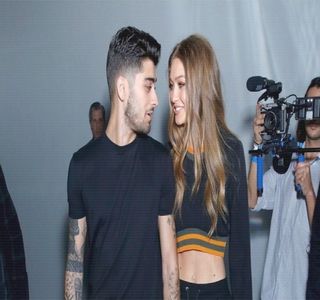 — “Cred că prăjitura asta e singurul lucru pe care îl mănânc pe ziua de azi.” Rosteşte el ulterior,; ba chiar eliberând şi un pufnet amuzat, moment în care antebraţul liber, opus braţului care se ocupa de susţinerea telefonului în aer prin rezemarea cotului de masă, îi este rezemat de
