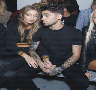 — Marginea mesei pentru un sprijin mai bun. Atenţia pe care o acordă ecranului propriului; telefon rămâne constantă, dar totuşi, oarecum deranjat, rosteşte: “Sincer, vreau să te văd pe tine, nu tavanul, Jelena.” Îi comunică blondei cerinţa proprie, utilizând dinadins întregul nume,
