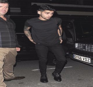 — Peste marginea prăjiturii, ca la scurt timp să preia din aceasta şi să şi-o aducă spre gură,; introducându-şi acea bucăţică în interior.
