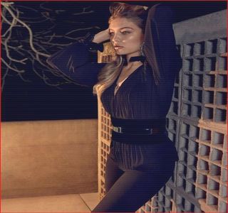 ━ Întrucât apelul iniţiat de către Zayn pe facetime fusese cu totul neanunţat, iar dată fiind,; de asemenea, ora târzie din Bradford, ar fi putut spune că o luase pe nepregătite, căci nu era tocmai în cel mai bun moment al ei. Astfel că, deoarece o surprinsese chiar înainte de a
