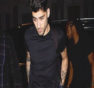 — Spre zona frontală lui. Cum blonda încă nu-şi arătase chipul, deşi ei se aflau într-o convorbire; de câteva minute, decide să arunce o privire în jurul său, analizând pe repede înainte locul, mai mult zona tejghelei, înainte de a-şi rezema ambele antebraţe de marginea mesei.
