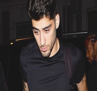 — Foloseşti existenţa drept reproş.” Bineînţeles, în mod amuzant i se adresează, tachinând-o; prin respectiva exprimare. În ciuda expresiilor de pe feţele lor, a lui trece la scurt timp printr-o schimbare odată cu comentariul pe care ea îl produce, având să-şi înalţe sprâncenele
