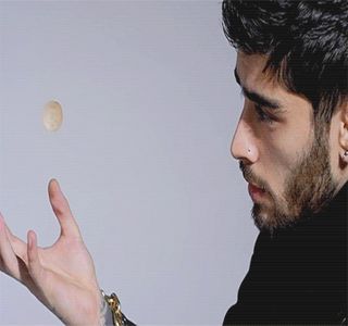 — Automat şi să-şi coboare privirea asupra prăjiturii sale, pe care o recunoscuse, aflată în; mica farfurie pe jumătate. Iniţial, atunci când privirea lui urcă, respectiva îi trece peste trăsăturile ei înainte de a-şi lăsa capul câţiva centimetri nesemnificativi pe spate. “Şi tu eşti amară şi
