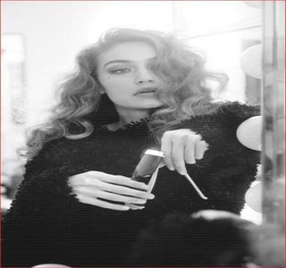 ━ „Eu? Geloasă? Cred că glumeşti.” Îşi iniţiază astfel o primă manifestare, urmată ulterior; de rostirea: „Pe ce mai exact să fiu geloasă? pe o prăjitură? Fii serios.. măcar de era una într-adevăr gustoasă.”  Amuzată la rândul ei, continuă mica divergenţă asupra subiectului respectiv,
