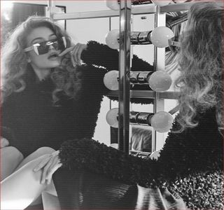 ━ Punând capăt acesteia prin următoarea concluzie: „Cum ar fi Kremschnitt. Uite asta e o; prăjitură bună, nu aia a ta.” Îl contrazice astfel, buza inferioară având să şi-o prindă între dinţi, în timp ce realizează o rostogolire a corpului pe suprafaţa cearceafului de culoare roşie.
