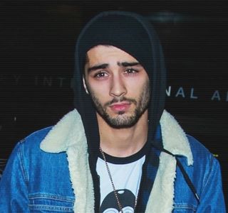 — Gigi o aduce apoi îi trezește amuzamentul manifestat printr-un pufnet și completat de; același râset deloc forțat, chiar natural. “Mulțumesc, să știi că mi se spune chiar des că sunt mai plăcut când nu mă machiez. Chiar aveam nevoie de cineva să-mi amintească asta.” Doar râsetele pe
