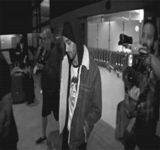 — Care blonda le eliberează de îndată i le alimentează pe ale sale, un lucru ce-i cauzează; ridicarea privirii din instinct și trecerea palmei peste zona gurii pentru a face cumva să scape de respectivul zâmbet. Destul de întâmplător atenția lui cade asupra unei zone nefavorabile, expresia
