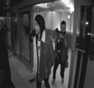 — Facială schimbându-i-se brusc. Astfel, zâmbetul anterior preia formele seriozității iar; palma îi coboară pe când maxilarul i se încordează la vederea siluetei ce se îndrepta ferm spre zona mesei lui. Ulterior, palma lui întâlnește zona ochilor pe care și-i freacă, continuând cu conturul 
