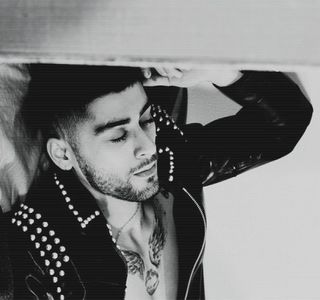 — Josephine o produce în final, atribuindu-i companiei sale de până în acele clipe un apelativ; josnic; de altfel conștientizând și că aceasta probabil auzise frânturi din apelul său, mai presus de toate și vocea lui Gigi. “Pardon?” Vocea i se face cunoscută în cele din urmă, timp în care capul 
