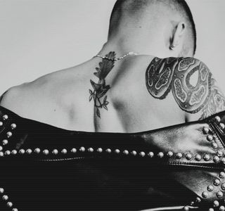 — I se și întoarce lent spre direcția ei, observând că acum se afla așezată la masă. Un contact; inevitabil se produce între privirile lor, lucru ce-i cauzează încordarea maxilarului pentru a doua oară, imediat ce-și înghite nodul format în gât. Totuși, în urma unui schimb de priviri destul de
