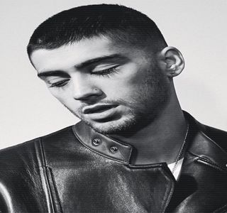 — Astfel corpul mai aplecat. “Iar eu vreau să știu unde încerci să ajungi de fapt în momentul; ăsta.” Ochii lui coboară de pe cei ai acesteia, pe buze, și invers, până ce se decide să-și completeze ideea. “Și ținând cont că eu unul dețin o curiozitate mult mai potrivită în contextul de față,
